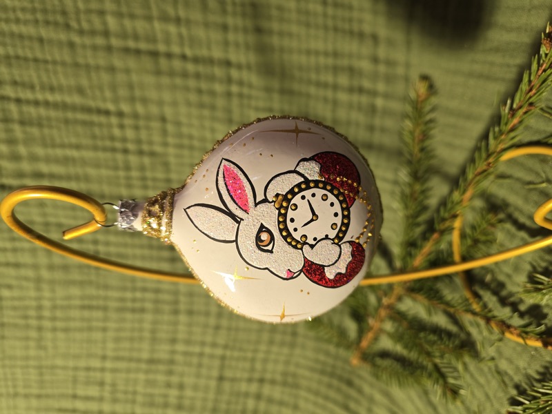 медальон кролик с часами