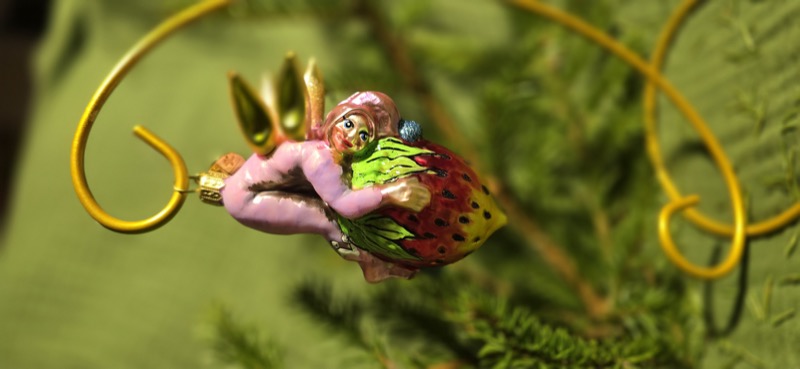 эльф на клубнике